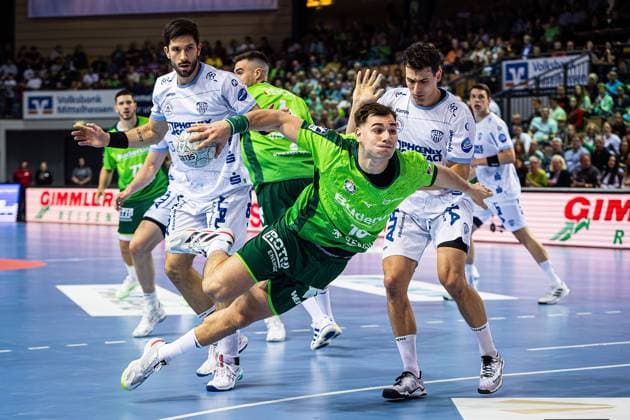 14 09 2025, xovx, Handball Daikin Handball Bundesliga, HSG Wetzlar TBV Lemgo Lippe v l Tim Suton TBV Lemgo Lippe , Filip Vistorop HSG Wetzlar , Josip Simic HSG Wetzlar , Samuel Zehnder TBV Lemgo Lippe Wetzlar Buderus Arena Hessen Germany EN