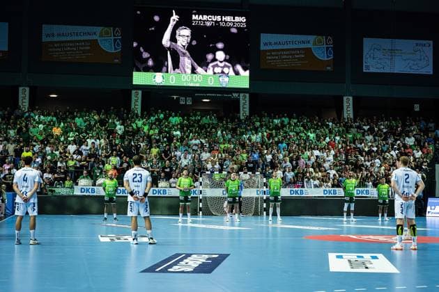 14 09 2025, xovx, Handball Daikin Handball Bundesliga, HSG Wetzlar TBV Lemgo Lippe Minute of silence for Bundesliga referee Marcus Helbig, who died on September 10, 2025 Wetzlar Buderus Arena Hessen Germany EN