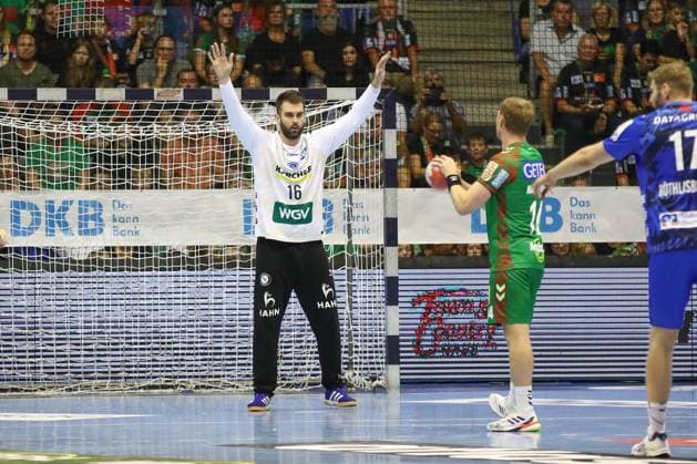 14 09 2025, xgox, Handball Daikin HBL SC Magdeburg TVB Stuttgart emspor, v l Miljan Vujovic Stuttgart, 16 on a seven-meter penalty against Omar Ingi Magnusson Magdeburg, 14 Magdeburg