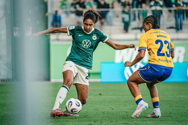 Google Pixel Women Bundesliga VfL Wolfsburg vs FC Carl Zeiss Jena, 14 09 25 Cora Zicai VfL Wolfsburg, 28 am, before that Josephine Bonsu FC Carl Zeiss Jena, 23 Soccer, Google Pixel Women Bundesliga, 2 Matchday VfL Wolfsburg vs FC Carl Zeiss Jena on 14 09 2025 at AOK Stadion, Wolfsburg DFB DFL REGULATIONS PROHIBIT ANY USE OF PHOTOGRAPHS AS IMAGE SEQUENCES AND OR QUASI VIDEO Copyright: xBEAUTIFULxSPORTS Tonhäuserx