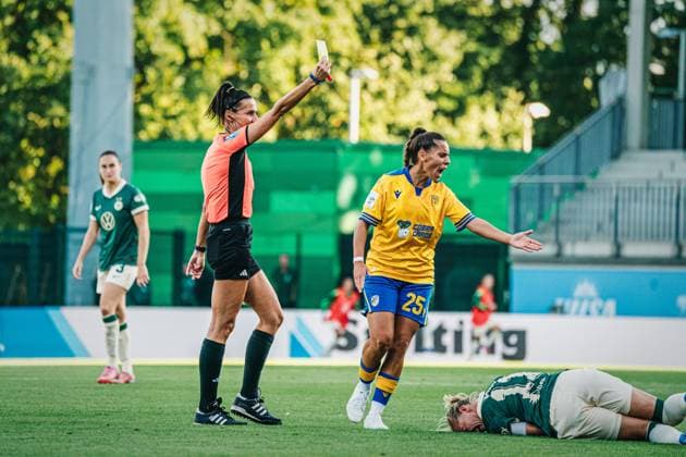 Google Pixel Frauen Bundesliga VfL Wolfsburg vs FC Carl Zeiss Jena, 14 09 25 Nadine Westerhoff shows the yellow card Soccer, Google Pixel Frauen Bundesliga, 2 Spieltag VfL Wolfsburg vs FC Carl Zeiss Jena am 14 09 2025 im AOK Stadion, Wolfsburg DFB DFL REGULATIONS PROHIBIT ANY USE OF PHOTOGRAPHS AS IMAGE SEQUENCES AND OR QUASI VIDEO Copyright: xBEAUTIFULxSPORTS Tonhäuserx