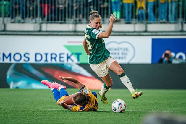 Google Pixel Women Bundesliga VfL Wolfsburg vs FC Carl Zeiss Jena, 14 09 25 Janou Levels VfL Wolfsburg, 15 on the ball against Rieke Tietz FC Carl Zeiss Jena, 17 Soccer, Google Pixel Women Bundesliga, 2 Matchday VfL Wolfsburg vs FC Carl Zeiss Jena on 14 09 2025 at AOK Stadion, Wolfsburg DFB DFL REGULATIONS PROHIBIT ANY USE OF PHOTOGRAPHS AS IMAGE SEQUENCES AND OR QUASI VIDEO Copyright: xBEAUTIFULxSPORTS Tonhäuserx