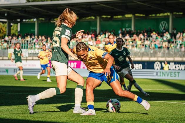 Google Pixel Women Bundesliga VfL Wolfsburg vs FC Carl Zeiss Jena, 14 09 25 Vivien Endemann VfL Wolfsburg, 25 in duel with Josephine Bonsu FC Carl Zeiss Jena, 23 Soccer, Google Pixel Women Bundesliga, 2 Matchday VfL Wolfsburg vs FC Carl Zeiss Jena on 14 09 2025 at AOK Stadion, Wolfsburg DFB DFL REGULATIONS PROHIBIT ANY USE OF PHOTOGRAPHS AS IMAGE SEQUENCES AND OR QUASI VIDEO Copyright: xBEAUTIFULxSPORTS Tonhäuserx