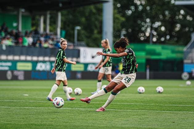 Google Pixel Womens Bundesliga VfL Wolfsburg vs FC Carl Zeiss Jena, 14 09 25 Cora Zicai VfL Wolfsburg, 28 warming up Soccer, Google Pixel Womens Bundesliga, 2 Matchday VfL Wolfsburg vs FC Carl Zeiss Jena on 14 09 2025 at AOK Stadium, Wolfsburg DFB DFL REGULATIONS PROHIBIT ANY USE OF PHOTOGRAPHS AS IMAGE SEQUENCES AND OR QUASI VIDEO Copyright: xBEAUTIFULxSPORTS Tonhäuserx