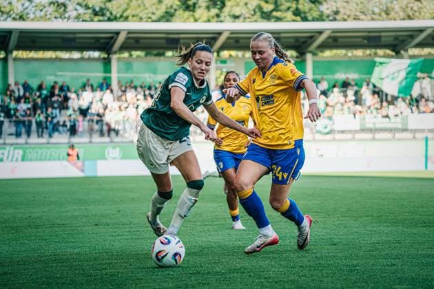Google Pixel Women Bundesliga VfL Wolfsburg vs FC Carl Zeiss Jena, 14 09 25 Joelle Wedemeyer VfL Wolfsburg, 24 in duel against Isabella Jaron FC Carl Zeiss Jena, 24 Soccer, Google Pixel Women Bundesliga, 2 Matchday VfL Wolfsburg vs FC Carl Zeiss Jena on 14 09 2025 at AOK Stadion, Wolfsburg DFB DFL REGULATIONS PROHIBIT ANY USE OF PHOTOGRAPHS AS IMAGE SEQUENCES AND OR QUASI VIDEO Copyright: xBEAUTIFULxSPORTS Tonhäuserx