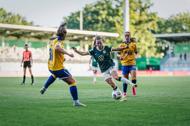 Google Pixel Women Bundesliga VfL Wolfsburg vs FC Carl Zeiss Jena, 14 09 25 Janou Levels VfL Wolfsburg, 15 on the ball Soccer, Google Pixel Women Bundesliga, 2 Matchday VfL Wolfsburg vs FC Carl Zeiss Jena on 14 09 2025 at AOK Stadion, Wolfsburg DFB DFL REGULATIONS PROHIBIT ANY USE OF PHOTOGRAPHS AS IMAGE SEQUENCES AND OR QUASI VIDEO Copyright: xBEAUTIFULxSPORTS Tonhäuserx