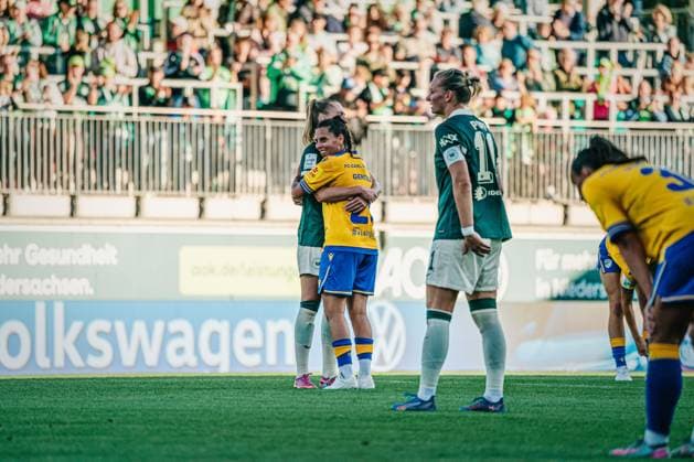Google Pixel Womens Bundesliga VfL Wolfsburg vs FC Carl Zeiss Jena, 14 09 25 Reconciliatory hug after final whistle Soccer, Google Pixel Womens Bundesliga, 2 Matchday VfL Wolfsburg vs FC Carl Zeiss Jena on 14 09 2025 at AOK Stadion, Wolfsburg DFB DFL REGULATIONS PROHIBIT ANY USE OF PHOTOGRAPHS AS IMAGE SEQUENCES AND OR QUASI VIDEO Copyright: xBEAUTIFULxSPORTS Tonhäuserx