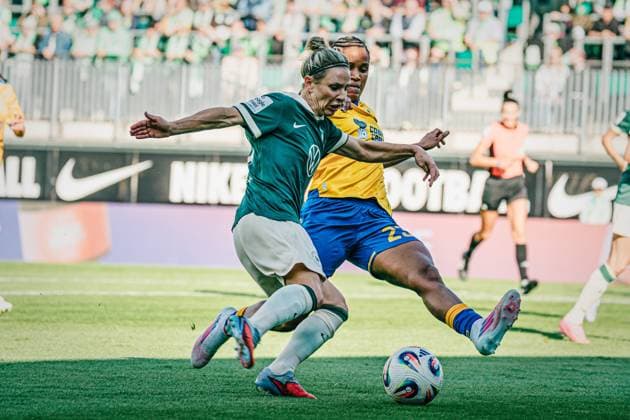 Google Pixel Women Bundesliga VfL Wolfsburg vs FC Carl Zeiss Jena, 14 09 25 Svenja Huth VfL Wolfsburg, 10 shoots, Josephine Bonsu FC Carl Zeiss Jena, 23 tries to blockl Soccer, Google Pixel Women Bundesliga, 2 Matchday VfL Wolfsburg vs FC Carl Zeiss Jena on 14 09 2025 at AOK Stadion, Wolfsburg DFB DFL REGULATIONS PROHIBIT ANY USE OF PHOTOGRAPHS AS IMAGE SEQUENCES AND OR QUASI VIDEO Copyright: xBEAUTIFULxSPORTS Tonhäuserx