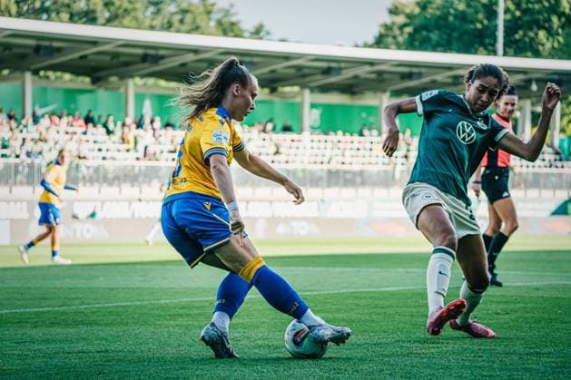 Google Pixel Women Bundesliga VfL Wolfsburg vs FC Carl Zeiss Jena, 14 09 25 Emily Reske FC Carl Zeiss Jena, 28 , Cora Zicai VfL Wolfsburg, 28 Soccer, Google Pixel Women Bundesliga, 2 Matchday VfL Wolfsburg vs FC Carl Zeiss Jena on 14 09 2025 at AOK Stadion, Wolfsburg DFB DFL REGULATIONS PROHIBIT ANY USE OF PHOTOGRAPHS AS IMAGE SEQUENCES AND OR QUASI VIDEO Copyright: xBEAUTIFULxSPORTS Tonhäuserx