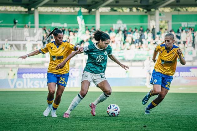 Google Pixel Women Bundesliga VfL Wolfsburg vs FC Carl Zeiss Jena, 14 09 25 Cora Zicai VfL Wolfsburg, 28 on the ball against Noemi Gentile FC Carl Zeiss Jena, 25 Soccer, Google Pixel Women Bundesliga, 2 Matchday VfL Wolfsburg vs FC Carl Zeiss Jena on 14 09 2025 at AOK Stadion, Wolfsburg DFB DFL REGULATIONS PROHIBIT ANY USE OF PHOTOGRAPHS AS IMAGE SEQUENCES AND OR QUASI VIDEO Copyright: xBEAUTIFULxSPORTS Tonhäuserx