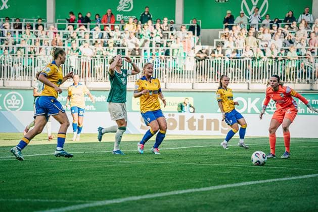 Google Pixel Womens Bundesliga VfL Wolfsburg vs FC Carl Zeiss Jena, 14 09 25 Alexandra Popp VfL Wolfsburg, 11 annoys soccer, Google Pixel Womens Bundesliga, 2 Matchday VfL Wolfsburg vs FC Carl Zeiss Jena on 14 09 2025 at AOK Stadion, Wolfsburg DFB DFL REGULATIONS PROHIBIT ANY USE OF PHOTOGRAPHS AS IMAGE SEQUENCES AND OR QUASI VIDEO Copyright: xBEAUTIFULxSPORTS Tonhäuserx