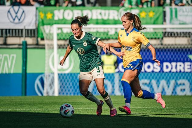 Google Pixel Women Bundesliga VfL Wolfsburg vs FC Carl Zeiss Jena, 14 09 25 Rieke Tietz FC Carl Zeiss Jena, 17 in duel against Caitlin Dijkstra VfL Wolfsburg, 3 Soccer, Google Pixel Women Bundesliga, 2 Matchday VfL Wolfsburg vs FC Carl Zeiss Jena on 14 09 2025 at AOK Stadion, Wolfsburg DFB DFL REGULATIONS PROHIBIT ANY USE OF PHOTOGRAPHS AS IMAGE SEQUENCES AND OR QUASI VIDEO Copyright: xBEAUTIFULxSPORTS Tonhäuserx