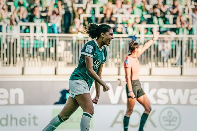 Google Pixel Women Bundesliga VfL Wolfsburg vs FC Carl Zeiss Jena, 14 09 25 Cora Zicai VfL Wolfsburg, 28 cheers Soccer, Google Pixel Women Bundesliga, 2 Matchday VfL Wolfsburg vs FC Carl Zeiss Jena on 14 09 2025 at AOK Stadion, Wolfsburg DFB DFL REGULATIONS PROHIBIT ANY USE OF PHOTOGRAPHS AS IMAGE SEQUENCES AND OR QUASI VIDEO Copyright: xBEAUTIFULxSPORTS Tonhäuserx
