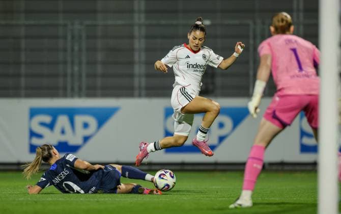 DEU, Hoffenheim, TSG Hoffenheim vs Eintracht Frankfurt, Google Pixel Bundesliga, DFB, Saison 2526, Dietmar Hopp Stadion, 2 Spieltag, im Bild v l n r Jill Janssens Hoffenheim 9 , ErÃ leta Memeti Eintracht Frankfurt 27 , Zweikampf, Grätsche DFB DFL REGULATIONS PROHIBIT ANY USE OF PHOTOGRAPHS AS IMAGE SEQUENCES AND OR QUASI VIDEO, 14 09 2025, Copyright: HMBxMedia HendrikxHamelau