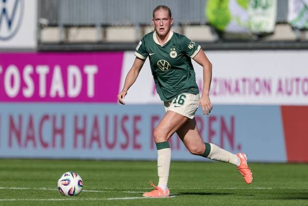 Camilla Küver VfL Wolfsburg, 16 on the ball, cropped image, single image, full body, action, action scene, THE DFB GUIDELINES PROHIBIT ANY USE OF PHOTOGRAPHS AS IMAGE SEQUENCES AND OR QUASI VIDEO DFB REGULATIONS PROHIBIT ANY USE OF PHOTOGRAPHS AS IMAGE SEQUENCES AND OR QUASI VIDEO , 14 09 2025, Wolfsburg Germany , Soccer, Google Pixel Womens Bundesliga, VfL Wolfsburg FC Carl Zeiss Jena xobx
