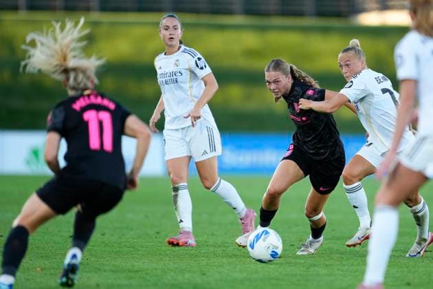 September 14, 2025, Valdebebas, Madrid, Spain: Malou Marcetto Rylov of Madrid CFF and Hanna Ulrika Bennison of Real Madrid CF in action during the Spanish Women League, Liga F, football match played between Real Madrid and Madrid CFF at Alfredo Di Stefano stadium on September 14, 2025, in Valdebebas, Madrid, Spain. Valdebebas Spain - ZUMAa181 20250914_zaa_a181_303 Copyright: xOscarxJ.xBarrosox