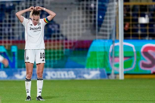 Laura Freigang SGE, 10 , player, player of Eintracht Frankfurt SGE , cropped image, full body, single image, single photo, disappointed about the defeat, disappointment after the final whistle, highlight, loser, lost, frustration, disappointed, pessimistic, 14 09 2025, Sinsheim Hoffenheim Germany , Soccer, Google Pixel Women Bundesliga, TSG 1899 Hoffenheim Eintracht Frankfurt, DFB DFL REGULATIONS PROHIBIT ANY USE OF PHOTOGRAPHS AS IMAGE SEQUENCES AND OR QUASI VIDEO xozx