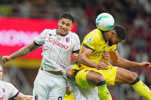 AC MilanÕs Ruben Loftus-Cheek fights for the ball with Bologna s Santiago Castro during the Serie A soccer match between Milan and Bologna at the San Siro Stadium in Milan , north Italy - Sunday , September 14 , 2025. - Soccer .  Copyright: xSpada LaPressex
