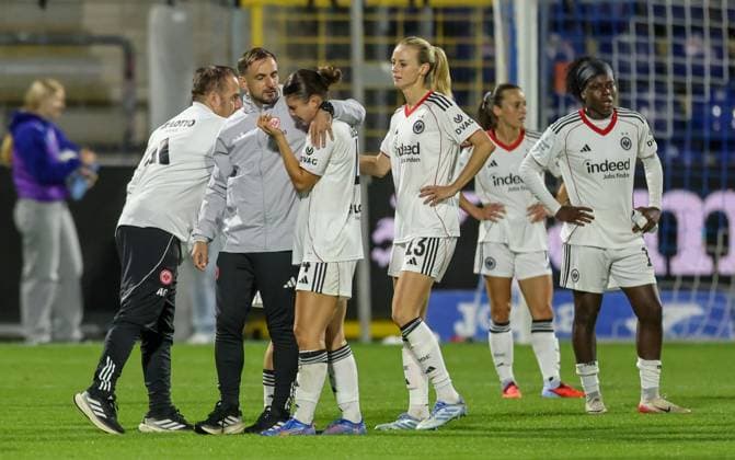 DEU, Hoffenheim, TSG Hoffenheim vs Eintracht Frankfurt, Google Pixel Bundesliga, DFB, Saison 2526, Dietmar Hopp Stadion, 2 Spieltag, im Bild Trauer und Frust bei Eintracht Frankfurt nach der Niederlage, Noemi Ivelj Eintracht Frankfurt 4 und Amanda Ilestedt Eintracht Frankfurt 13 DFB DFL REGULATIONS PROHIBIT ANY USE OF PHOTOGRAPHS AS IMAGE SEQUENCES AND OR QUASI VIDEO, 14 09 2025, Copyright: HMBxMedia HendrikxHamelau