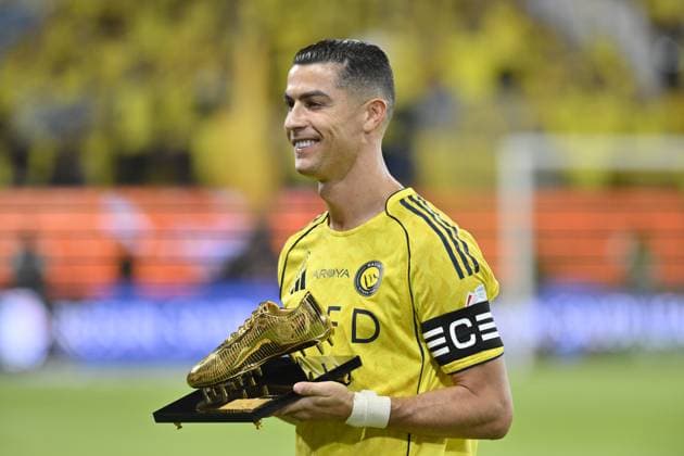 Al Nassr v Al Kholood - Saudi Pro League RIYADH, SAUDI ARABIA - SEPTEMBER 15: Cristiano Ronaldo of Al Nassr receive the Golden crampoon award as the top scorer of the 2024-2025 season during the Saudi Pro League football match between Al Nassr and Al Kholood at Al Awwal Park in Riyadh, Saudi Arabia on September 14, 2025. Mohammed Saad Anadolu Riyadh Saudi Arabia. Editorial use only. Please get in touch for any other usage.  Copyright: x2025xAnadoluxMohammedxSaadx