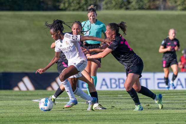 September 14, 2025, Alcala De Henares, Madrid, Spain: NURIA MENDOZA of Madrid C.F. Femenino fights the ball against NAOMI FELLER of Real Madrid Femenino CF during the match belonging to La LigaF season 25 26 soccer Ã¢â‚¬oe REAL MADRID FEM - MADRID CFF Ã¢â‚¬Â held on September 14, 2025, at the Ciudad Deportiva Real Madrid Valdebebas, Madrid, Spain. Alcala De Henares Spain - ZUMAc312 20250914_zsp_c312_279 Copyright: xOscarxManuelxSanchezx