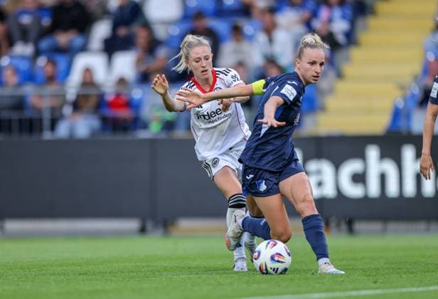 DEU, Hoffenheim, TSG Hoffenheim vs Eintracht Frankfurt, Google Pixel Bundesliga, DFB, Saison 2526, Dietmar Hopp Stadion, 2 Spieltag, im Bild v l n r Rebecka Blomqvist Eintracht Frankfurt 28 , Vanessa Diehm Hoffenheim 6 DFB DFL REGULATIONS PROHIBIT ANY USE OF PHOTOGRAPHS AS IMAGE SEQUENCES AND OR QUASI VIDEO, 14 09 2025, Copyright: HMBxMedia HendrikxHamelau