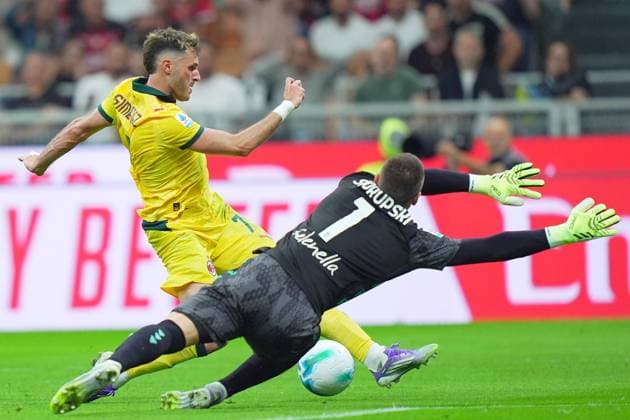 AC MilanÕs Santiago Gimenez , Bologna s goalkeeper Lukasz Skorupski during the Serie A soccer match between Milan and Bologna at the San Siro Stadium in Milan , north Italy - Sunday , September 14 , 2025. - Soccer .  Copyright: xSpada LaPressex