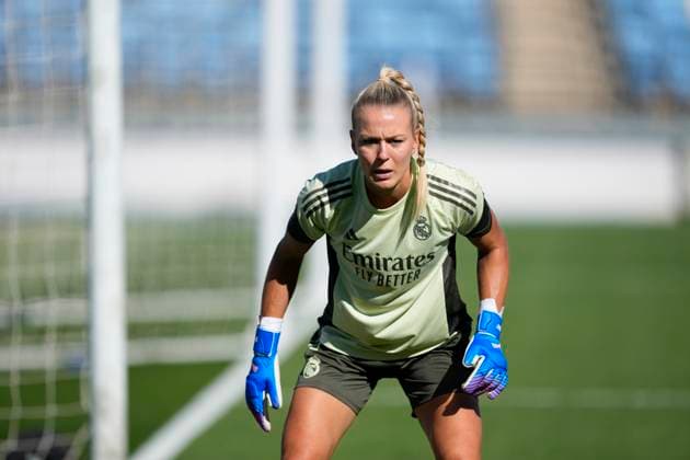 September 14, 2025, Valdebebas, Madrid, Spain: Merle Frohms of Real Madrid CF warms up during the Spanish Women League, Liga F, football match played between Real Madrid and Madrid CFF at Alfredo Di Stefano stadium on September 14, 2025, in Valdebebas, Madrid, Spain. Valdebebas Spain - ZUMA Mad 20250914_zaa_a181_118 Copyright: xOscarxJ.xBarrosox