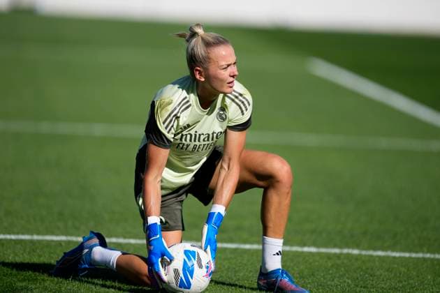 September 14, 2025, Valdebebas, Madrid, Spain: Merle Frohms of Real Madrid CF warms up during the Spanish Women League, Liga F, football match played between Real Madrid and Madrid CFF at Alfredo Di Stefano stadium on September 14, 2025, in Valdebebas, Madrid, Spain. Valdebebas Spain - ZUMA Mad 20250914_zaa_a181_096 Copyright: xOscarxJ.xBarrosox