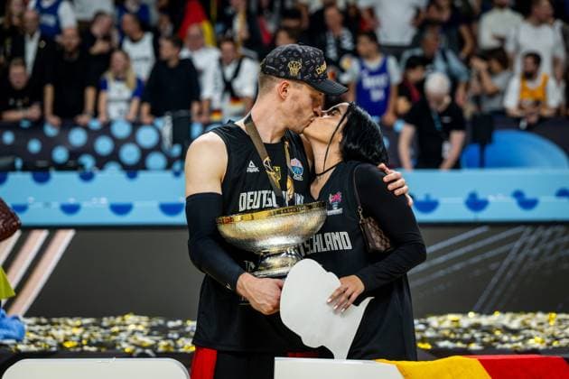 Basketball Riga 14.09.2025 DBB Länderspiel Männer Herren EuroBasket 2025 Finale Türkei (TUR) - Deutschland (GER) Deutschland ist Europameister Jubel Andreas Obst (Deutschland, No.42) mit freundin Ines *** Basketball Riga 14 09 2025 DBB international match men men EuroBasket 2025 final Turkey TUR Germany GER Germany is European champion cheers Andreas Obst Germany, No 42 with girlfriend Ines
