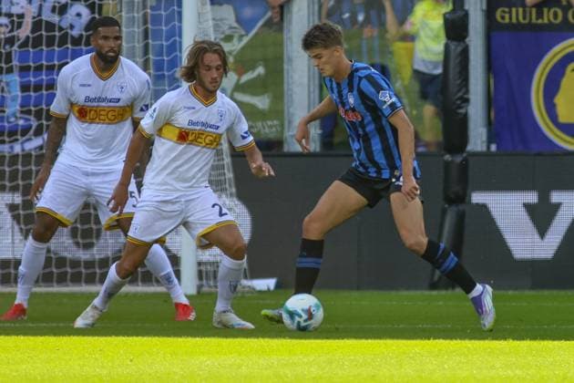 CALCIO - Serie A - Atalanta BC vs US Lecce Charles De Ketelaere of Atalanta BC. battle for the ball with Antonino Gallo of US Lecce during Atalanta BC vs US Lecce, 3Â° Serie A Enilive 2025-26 game at New Balance stadium in Bergamo (BG), Italy, on September 14, 2025. Bergamo Italy  Copyright: xIPAxSport ABACAx