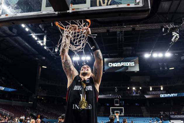 LAT, Eurobasket 205, European Basketball Championship, Final, Turkey Germany 14 09 2025, Riga Arena, Riga, LAT, Eurobasket 205, European Basketball Championship, Final, Turkey Germany Daniel Theis Germany, No 10 cuts off the net Â Photo Alexander Trienitz nordphoto GmbH nordphotoxGmbHx xTrienitz nph00051