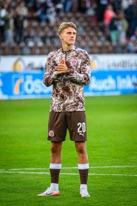 Soccer I Men I Season 2025 2026 I Bundesliga I 3 Matchday I FC St Pauli FC Augsburg I 14 09 2025 Erik Ahlstrand 20, FC St Pauli Hamburg Millerntor Stadion Hamburg Germany Copyright: xLobecax xHenningxRohlfsx