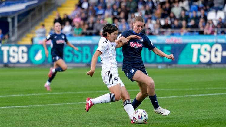 v li Remina Chiba SGE, 15 , Lisa Doorn TSG, 14 , duel, duel, tackle, tackling, dynamics, action, action, 14 09 2025, Sinsheim Hoffenheim Germany , Football, Google Pixel Women Bundesliga, TSG 1899 Hoffenheim Eintracht Frankfurt, DFB DFL REGULATIONS PROHIBIT ANY USE OF PHOTOGRAPHS AS IMAGE SEQUENCES AND OR QUASI VIDEO xozx