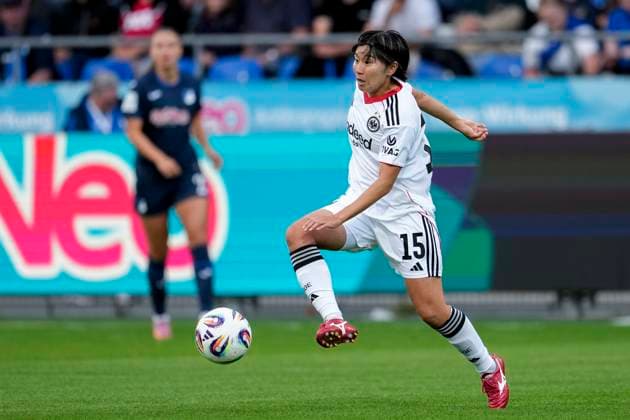 Remina Chiba SGE, 15 , on the ball, cropped, full body, single image, single photo, action, action, 14 09 2025, Sinsheim Hoffenheim Germany , Football, Google Pixel Women Bundesliga, TSG 1899 Hoffenheim Eintracht Frankfurt, DFB DFL REGULATIONS PROHIBIT ANY USE OF PHOTOGRAPHS AS IMAGE SEQUENCES AND OR QUASI VIDEO xozx