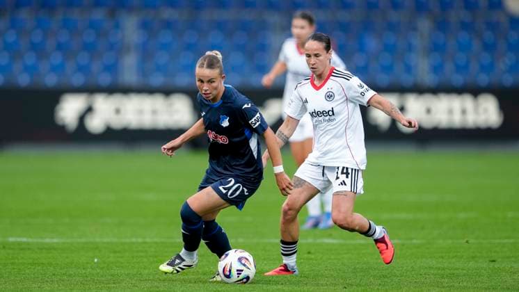 v li Laura Gloning TSG, 20 , Geraldine Reuteler SGE, 14 , duel, duel, tackle, tackling, dynamics, action, action, 14 09 2025, Sinsheim Hoffenheim Germany , Football, Google Pixel Women Bundesliga, TSG 1899 Hoffenheim Eintracht Frankfurt, DFB DFL REGULATIONS PROHIBIT ANY USE OF PHOTOGRAPHS AS IMAGE SEQUENCES AND OR QUASI VIDEO xozx