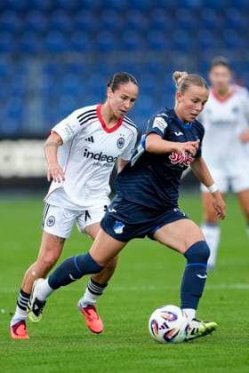 v li Geraldine Reuteler SGE, 14 , Laura Gloning TSG, 20 , duel, duel, tackle, tackling, dynamics, action, action, 14 09 2025, Sinsheim Hoffenheim Germany , Football, Google Pixel Women Bundesliga, TSG 1899 Hoffenheim Eintracht Frankfurt, DFB DFL REGULATIONS PROHIBIT ANY USE OF PHOTOGRAPHS AS IMAGE SEQUENCES AND OR QUASI VIDEO xozx