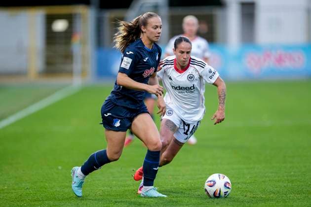 v li Jamilla Sofia Rankin TSG, 5 , Geraldine Reuteler SGE, 14 , duel, duel, tackle, tackling, dynamics, action, action, 14 09 2025, Sinsheim Hoffenheim Germany , Football, Google Pixel Women Bundesliga, TSG 1899 Hoffenheim Eintracht Frankfurt, DFB DFL REGULATIONS PROHIBIT ANY USE OF PHOTOGRAPHS AS IMAGE SEQUENCES AND OR QUASI VIDEO xozx