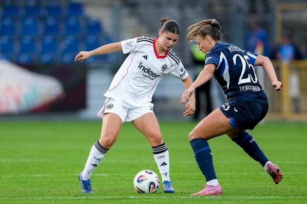v li Noemi Ivelj SGE, 4 , Melissa Kössler TSG, 25 , duel, duel, tackle, tackling, dynamics, action, action, 14 09 2025, Sinsheim Hoffenheim Germany , Football, Google Pixel Women Bundesliga, TSG 1899 Hoffenheim Eintracht Frankfurt, DFB DFL REGULATIONS PROHIBIT ANY USE OF PHOTOGRAPHS AS IMAGE SEQUENCES AND OR QUASI VIDEO xozx