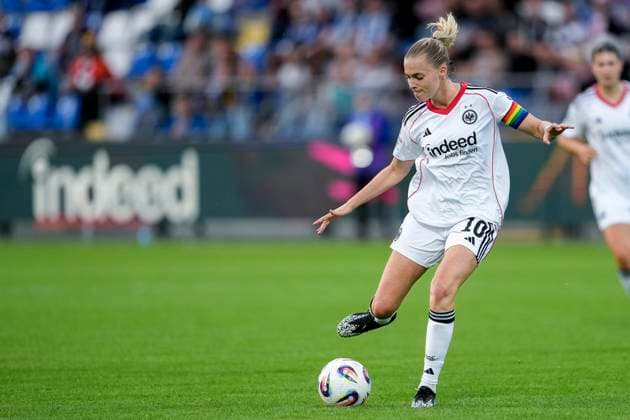 Laura Freigang SGE, 10 , on the ball, cropped, full body, single image, single photo, action, action, 14 09 2025, Sinsheim Hoffenheim Germany , Football, Google Pixel Women Bundesliga, TSG 1899 Hoffenheim Eintracht Frankfurt, DFB DFL REGULATIONS PROHIBIT ANY USE OF PHOTOGRAPHS AS IMAGE SEQUENCES AND OR QUASI VIDEO xozx