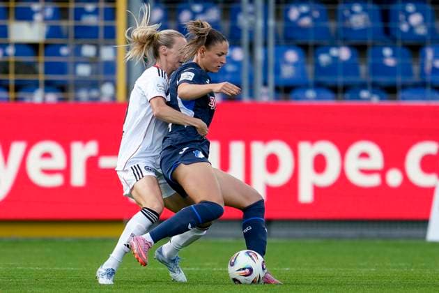 v li Amanda Ilestedt SGE, 13 , Melissa Kössler TSG, 25 , duel, duel, tackle, tackling, dynamics, action, action, 14 09 2025, Sinsheim Hoffenheim Germany , Football, Google Pixel Women Bundesliga, TSG 1899 Hoffenheim Eintracht Frankfurt, DFB DFL REGULATIONS PROHIBIT ANY USE OF PHOTOGRAPHS AS IMAGE SEQUENCES AND OR QUASI VIDEO xozx