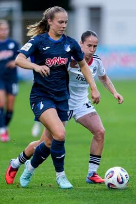 v li Jamilla Sofia Rankin TSG, 5 , Geraldine Reuteler SGE, 14 , duel, duel, tackle, tackling, dynamics, action, action, 14 09 2025, Sinsheim Hoffenheim Germany , Football, Google Pixel Women Bundesliga, TSG 1899 Hoffenheim Eintracht Frankfurt, DFB DFL REGULATIONS PROHIBIT ANY USE OF PHOTOGRAPHS AS IMAGE SEQUENCES AND OR QUASI VIDEO xozx