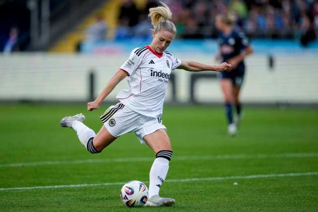 Rebecka Blomqvist SGE, 28 , on the ball, cropped, full body, single image, single photo, action, action, 14 09 2025, Sinsheim Hoffenheim Germany , Soccer, Google Pixel Women Bundesliga, TSG 1899 Hoffenheim Eintracht Frankfurt, DFB DFL REGULATIONS PROHIBIT ANY USE OF PHOTOGRAPHS AS IMAGE SEQUENCES AND OR QUASI VIDEO xozx