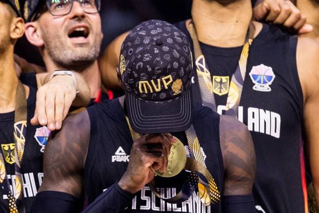 FIBA EuroBasket 2025 Gold Turkey Germany 14 09 2025 Dennis Schröder Germany, 17 kisses his medal FIBA EuroBasket 2025 Gold Turkey Germany Riga, Arena Riga on 14 09 2025 Copyright: xBEAUTIFULxSPORTS Wunderlx