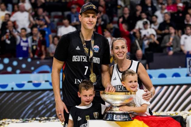 FIBA EuroBasket 2025: Gold Türkei - Deutschland; 14.09.2025 Johannes Voigtmann (Deutschland, 7) mit Frau Amrei und den Kindern FIBA EuroBasket 2025: Gold Türkei - Deutschland; Riga, Arena Riga am 14.09.2025 *** FIBA EuroBasket 2025 Gold Turkey Germany 14 09 2025 Johannes Voigtmann Germany, 7 with wife Amrei and the children FIBA EuroBasket 2025 Gold Turkey Germany Riga, Arena Riga on 14 09 2025 Copyright: xBEAUTIFULxSPORTS Wunderlx
