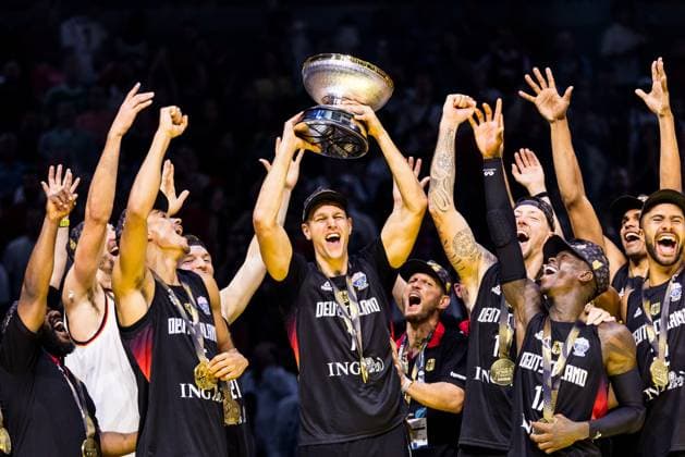 FIBA EuroBasket 2025: Gold Türkei - Deutschland; 14.09.2025 Johannes Voigtmann (Deutschland, 7) jubelnd mit Pokal, Trophäe FIBA EuroBasket 2025: Gold Türkei - Deutschland; Riga, Arena Riga am 14.09.2025 *** FIBA EuroBasket 2025 Gold Turkey Germany 14 09 2025 Johannes Voigtmann Germany, 7 cheering with trophy, trophy FIBA EuroBasket 2025 Gold Turkey Germany Riga, Arena Riga on 14 09 2025 Copyright: xBEAUTIFULxSPORTS Wunderlx