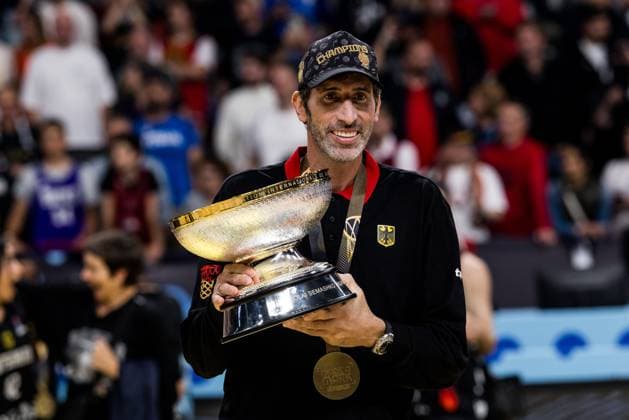 FIBA EuroBasket 2025 Gold Turkey Germany 14 09 2025 Alex Mumbru national coach Germany with trophy, gold medal, smiling FIBA EuroBasket 2025 Gold Turkey Germany Riga, Arena Riga on 14 09 2025 Copyright: xBEAUTIFULxSPORTS Wunderlx