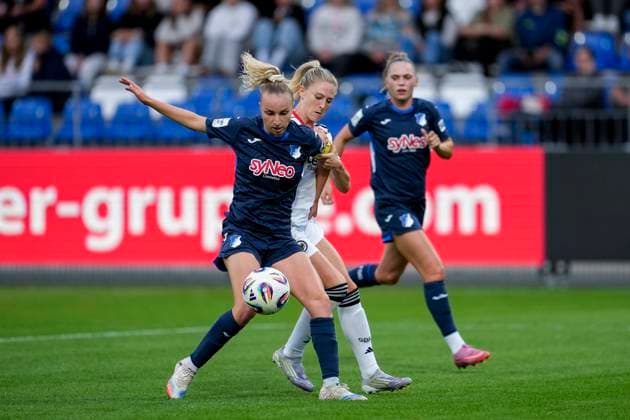 v li Vanessa Diehm TSG, 6 , Rebecka Blomqvist SGE, 28 , duel, duel, tackle, tackling, dynamics, action, action, 14 09 2025, Sinsheim Hoffenheim Germany , Football, Google Pixel Women Bundesliga, TSG 1899 Hoffenheim Eintracht Frankfurt, DFB DFL REGULATIONS PROHIBIT ANY USE OF PHOTOGRAPHS AS IMAGE SEQUENCES AND OR QUASI VIDEO xozx