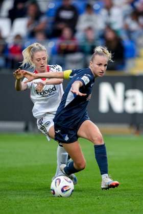 v li Rebecka Blomqvist SGE, 28 , Vanessa Diehm TSG, 6 , duel, duel, tackle, tackling, dynamics, action, action, 14 09 2025, Sinsheim Hoffenheim Germany , Football, Google Pixel Women Bundesliga, TSG 1899 Hoffenheim Eintracht Frankfurt, DFB DFL REGULATIONS PROHIBIT ANY USE OF PHOTOGRAPHS AS IMAGE SEQUENCES AND OR QUASI VIDEO xozx