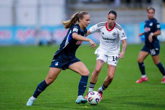 v li Jamilla Sofia Rankin TSG, 5 , Geraldine Reuteler SGE, 14 , duel, duel, tackle, tackling, dynamics, action, action, 14 09 2025, Sinsheim Hoffenheim Germany , Football, Google Pixel Women Bundesliga, TSG 1899 Hoffenheim Eintracht Frankfurt, DFB DFL REGULATIONS PROHIBIT ANY USE OF PHOTOGRAPHS AS IMAGE SEQUENCES AND OR QUASI VIDEO xozx